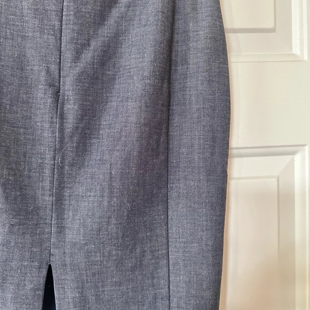 Like new Express‎ Blue Linen Pencil Skirt. Size 10.